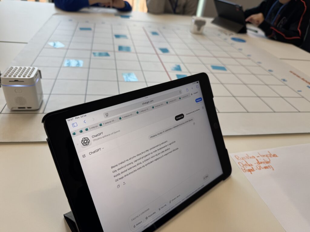 Tablet na tle stołu. 