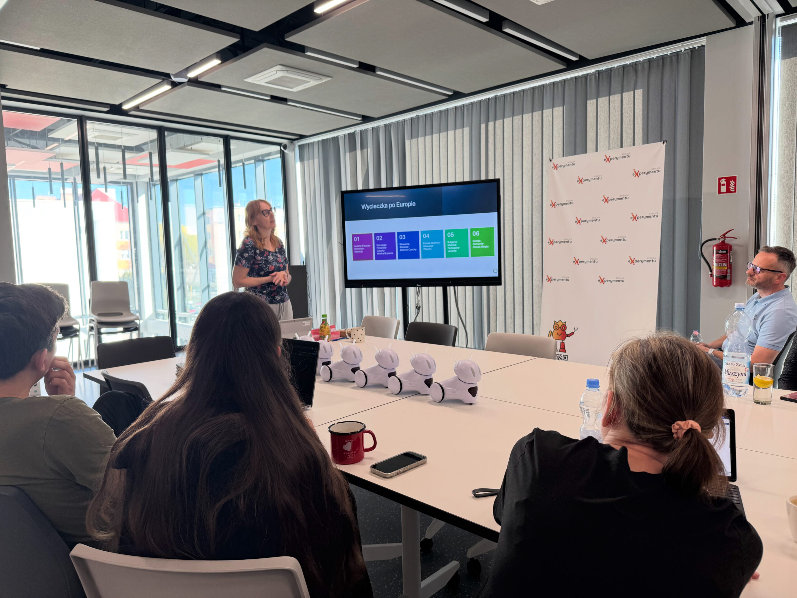 Animator przemawia, a grupa słucha.