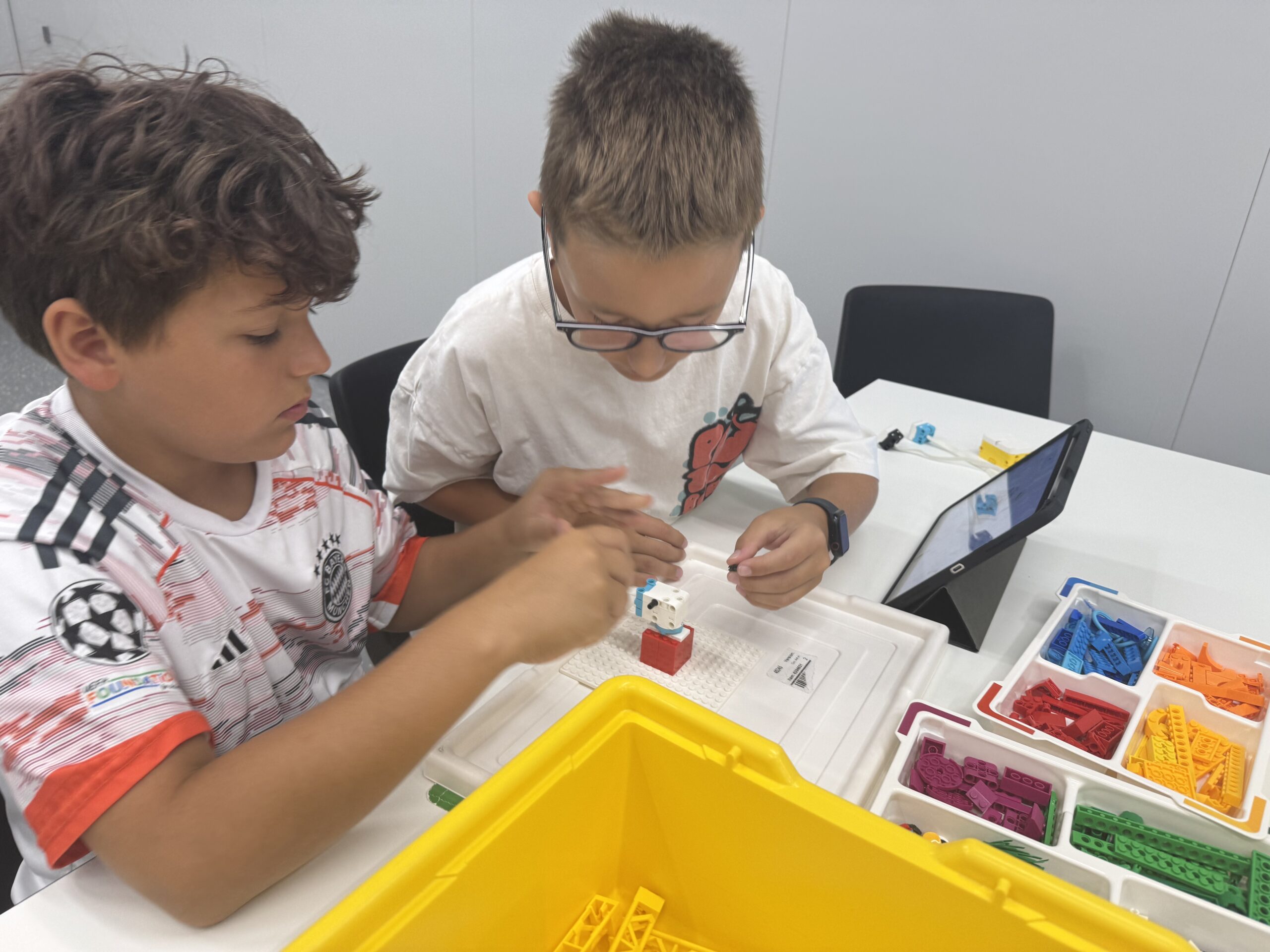 Dzieci budują z klocków LEGO.