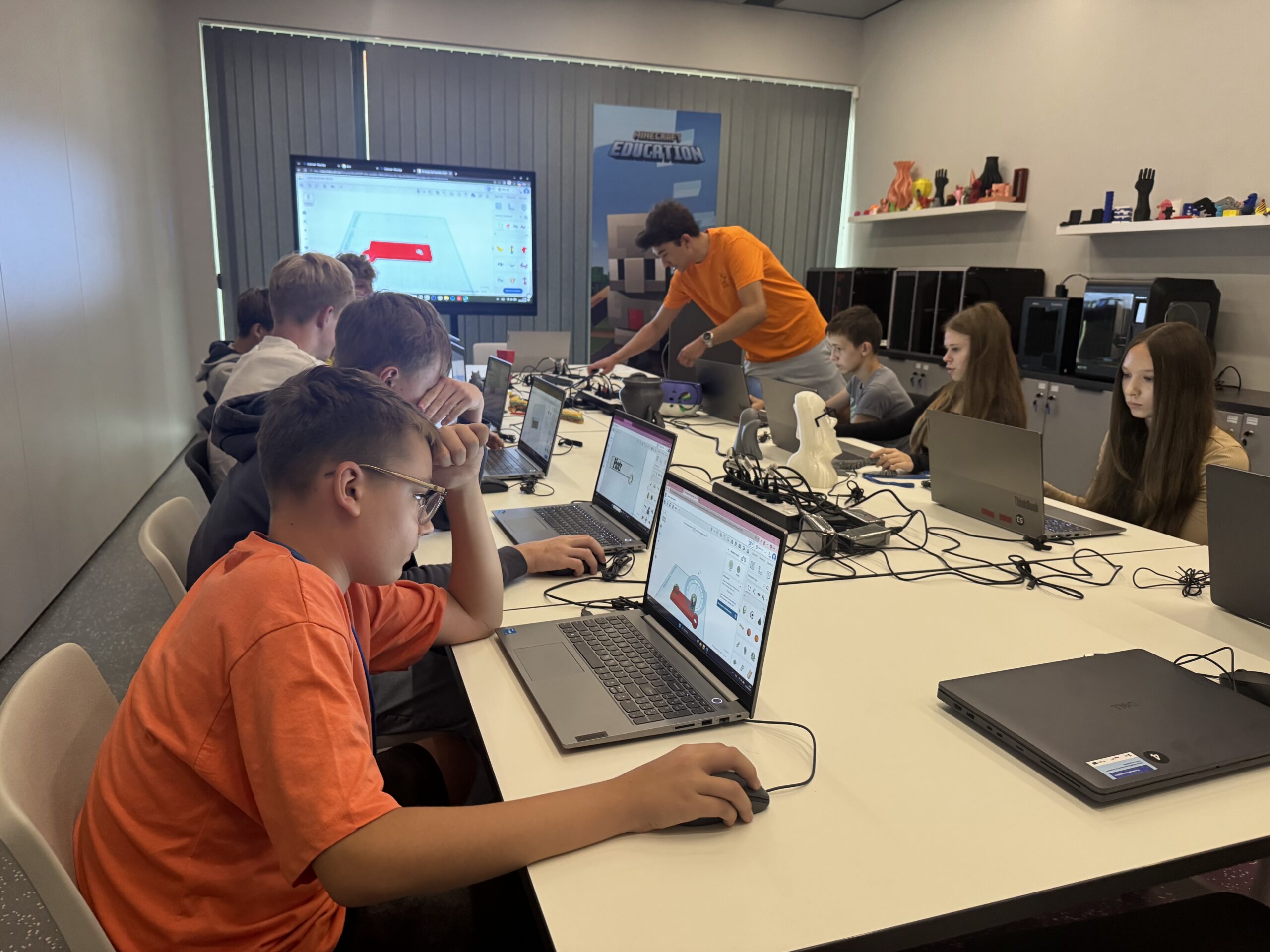 Dzieci grają w Minecraft Education.